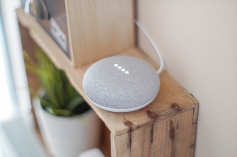 Чем отличается Алиса от Siri и Google Home для московского умного дома?