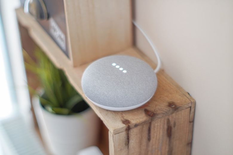 Чем отличается Алиса от Siri и Google Home для московского умного дома?