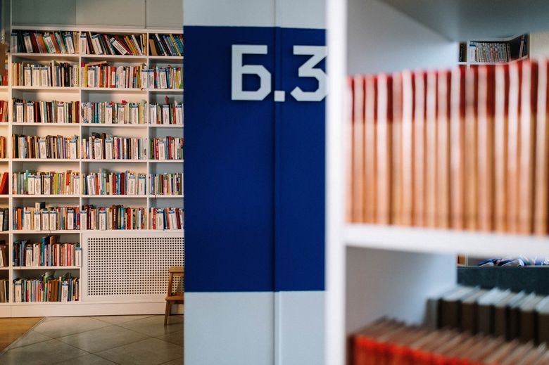 Почему освещение с CRI выше 90 обязательно для рабочей зоны и книг?