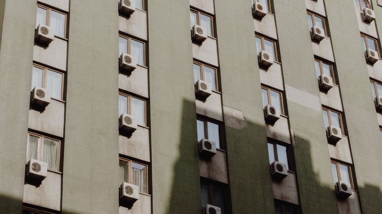 Какие технические решения позволяют сохранить фасад и установить кондиционер?