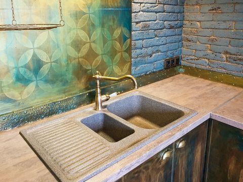 Почему стоит отказаться от плитки в пользу бесшовного фартука?