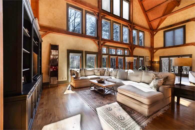 Сколько стоит оснастить гостиную с вторым светом системой освещения?