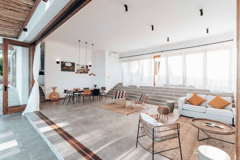 Какие функциональные зоны обычно выделяют в гостиной 40 м²?